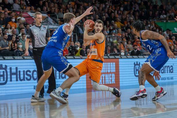 他凭借个人 他凭借个人